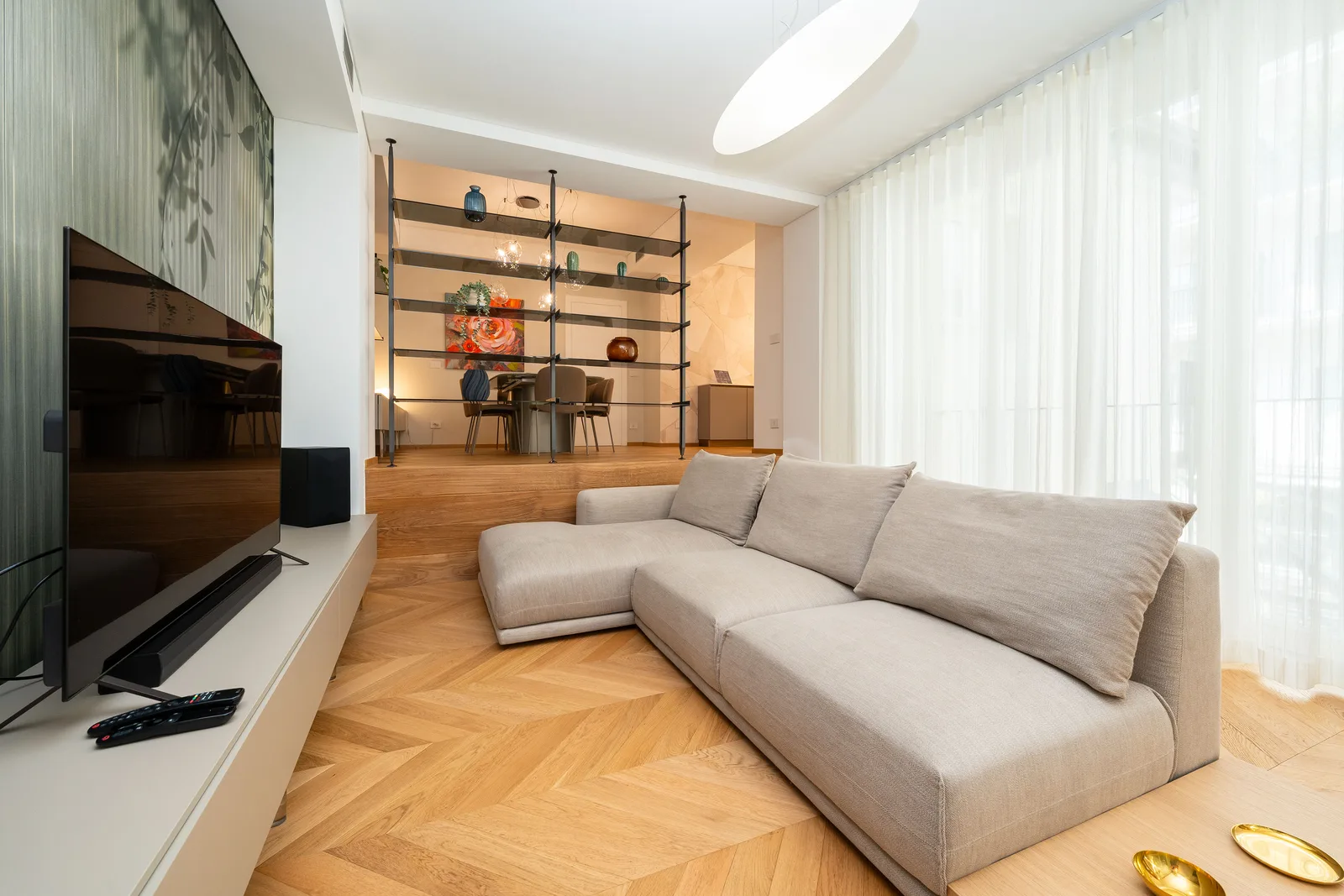 Signature Grand Suite — soggiorno con divano di design e parquet a spina di pesce, residenza di lusso a Torino
