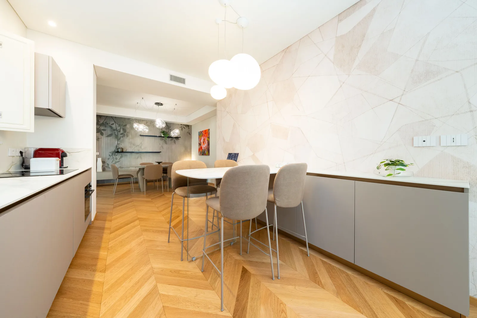 Signature Grand Suite — cucina attrezzata in marmo con penisola e sgabelli, appartamento Torino centro