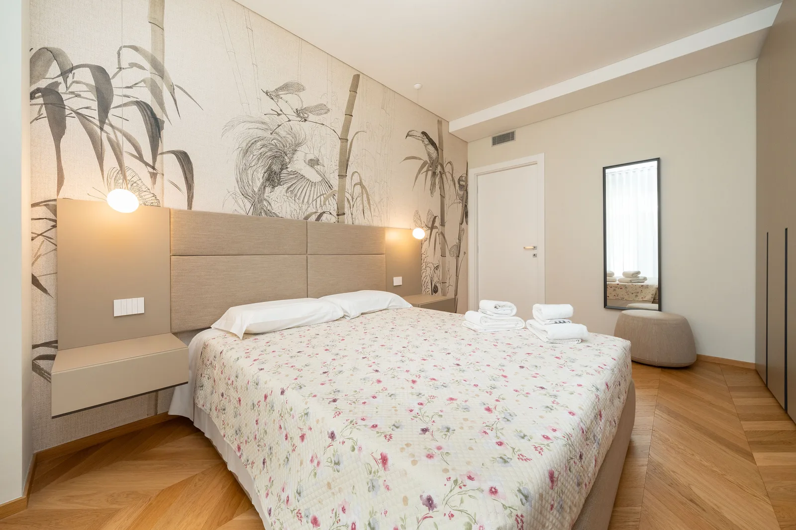 Signature Grand Suite — camera matrimoniale con murale botanico e testata imbottita, Torino
