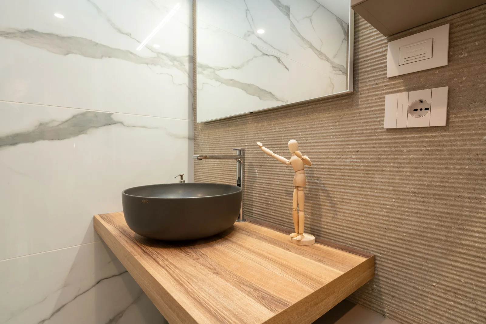 Signature Grand Suite — bagno in marmo Calacatta con lavabo tondo su piano in legno
