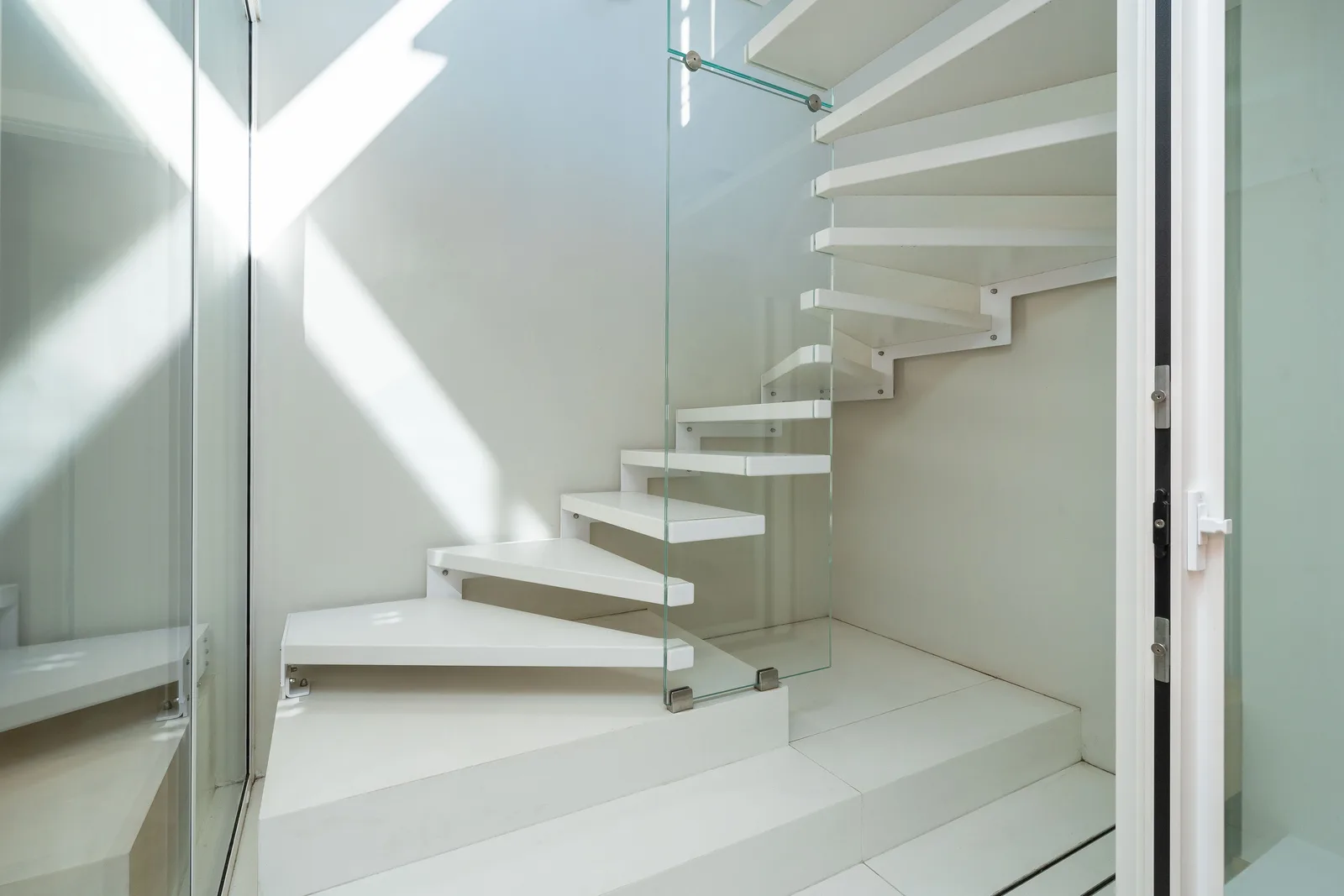 Signature Grand Suite — scala scultorea sospesa in vetro e pietra, dettaglio di design