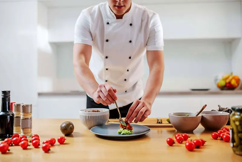 Chef privato all'opera nella preparazione di un piatto