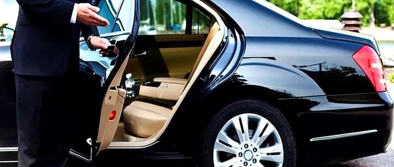 Auto NCC con autista — Mercedes berlina nera, porta posteriore aperta