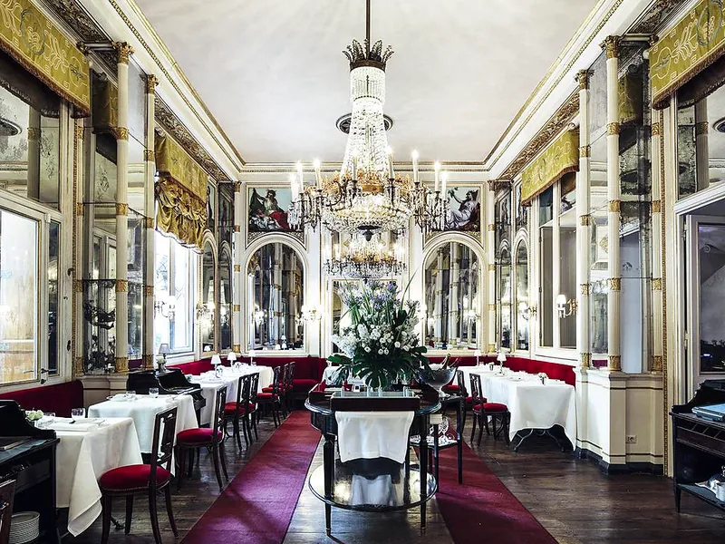 Bar Cavour del Del Cambio, Torino — sala storica con specchiere e lampadari di cristallo