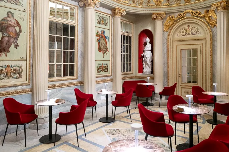 Caffè San Carlo, Torino — interno con stucchi, marmi e velluti rossi