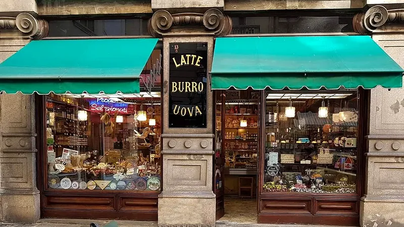 Bottega storica di Torino — vetrina latte burro uova