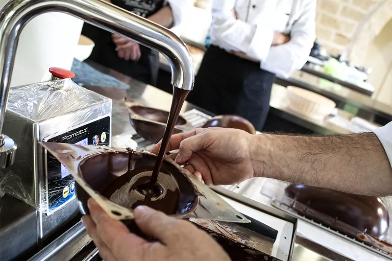 Laboratorio di un maestro cioccolatiere torinese — guscio riempito di cioccolato fuso