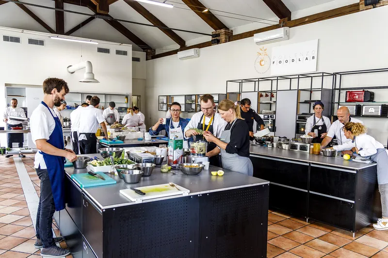 Cucina professionale Pollenzo Foodlab — chef al lavoro
