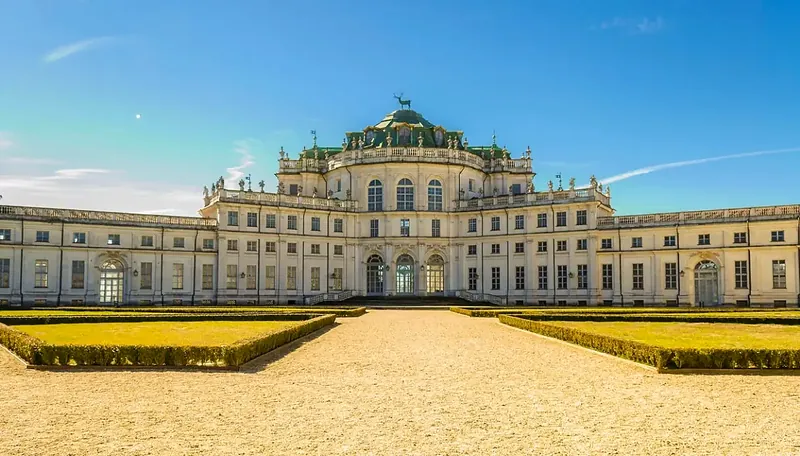 Palazzina di Caccia di Stupinigi — facciata barocca con cervo bronzeo