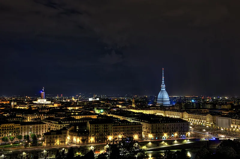 Skyline di Torino di notte con la Mole Antonelliana illuminata