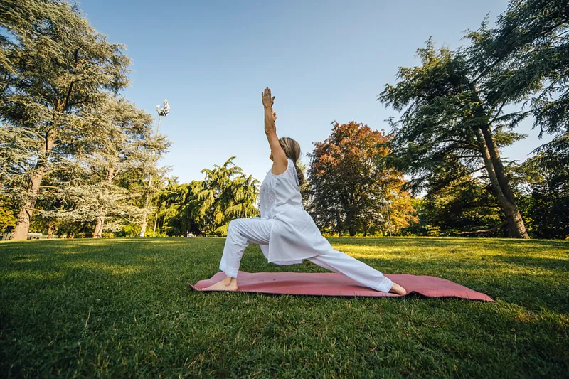 Sessione di yoga privata all'aperto — equilibrio e benessere