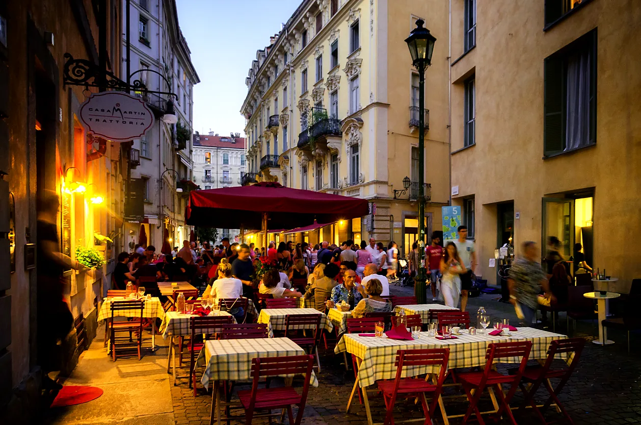 Aperitivo nel centro storico di Torino al tramonto