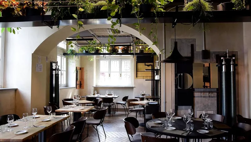 Almondo Nuovo Trattoria, Torino — sala interna con piante e arredi contemporanei