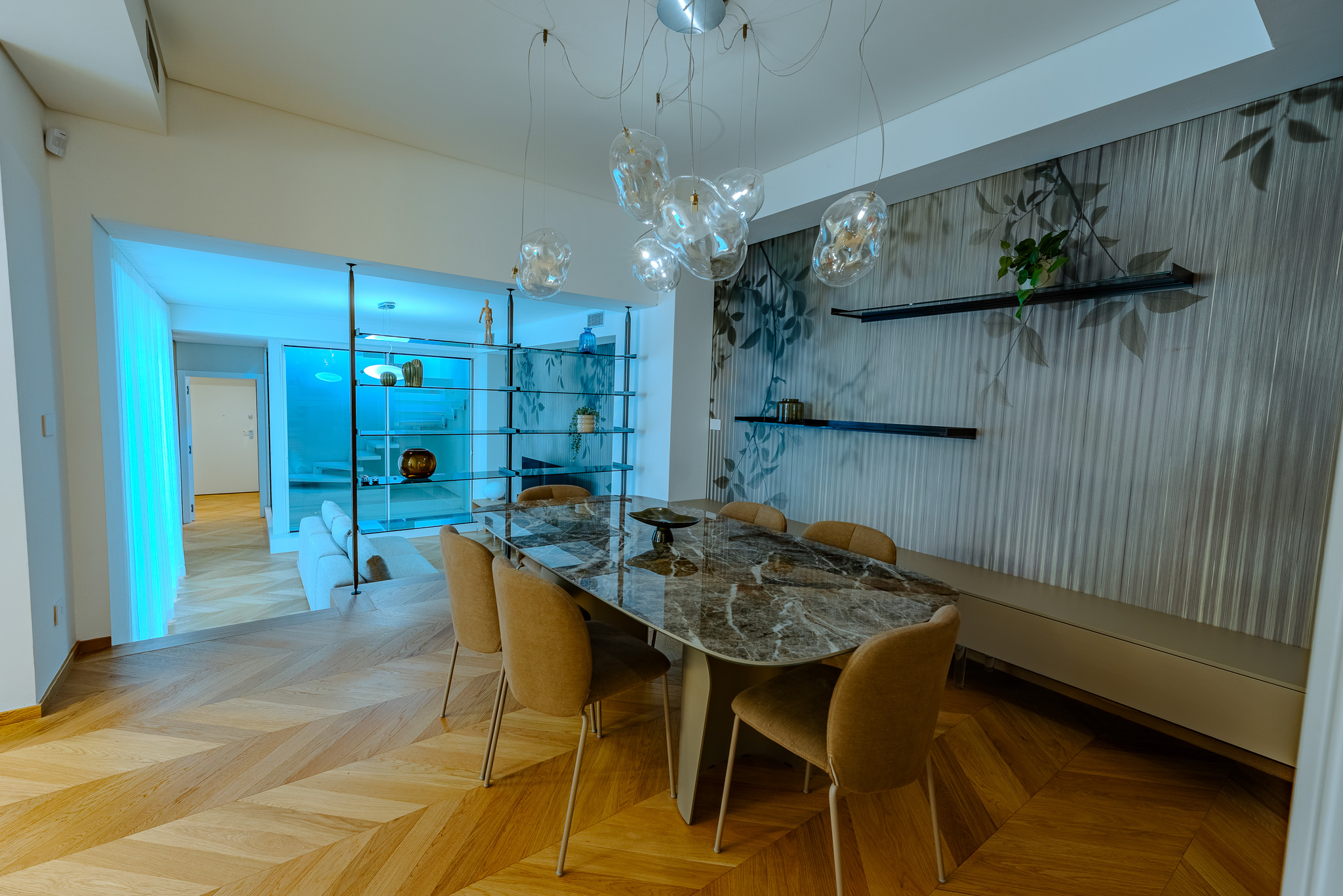 Sala da pranzo, vista alternativa con mensole nere e parete a foglie