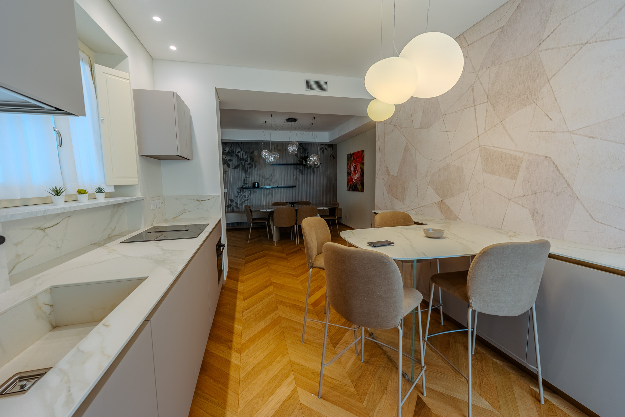 Cucina con piano cottura ad induzione e tavolo da pranzo