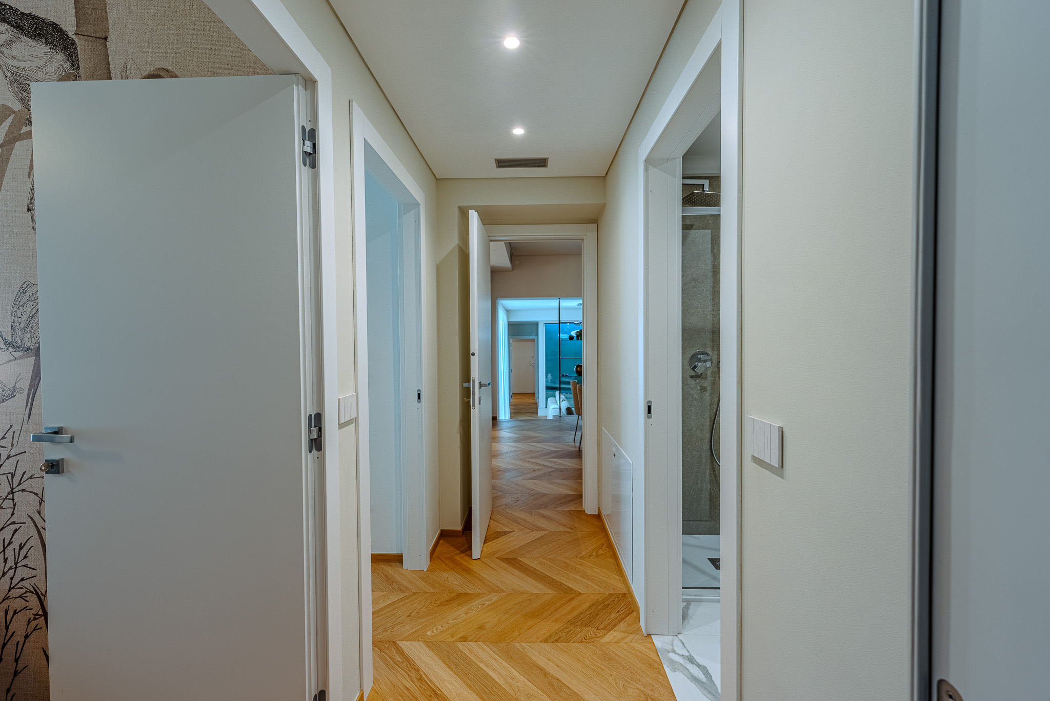 Disimpegno notte con porte aperte verso bagno e camera