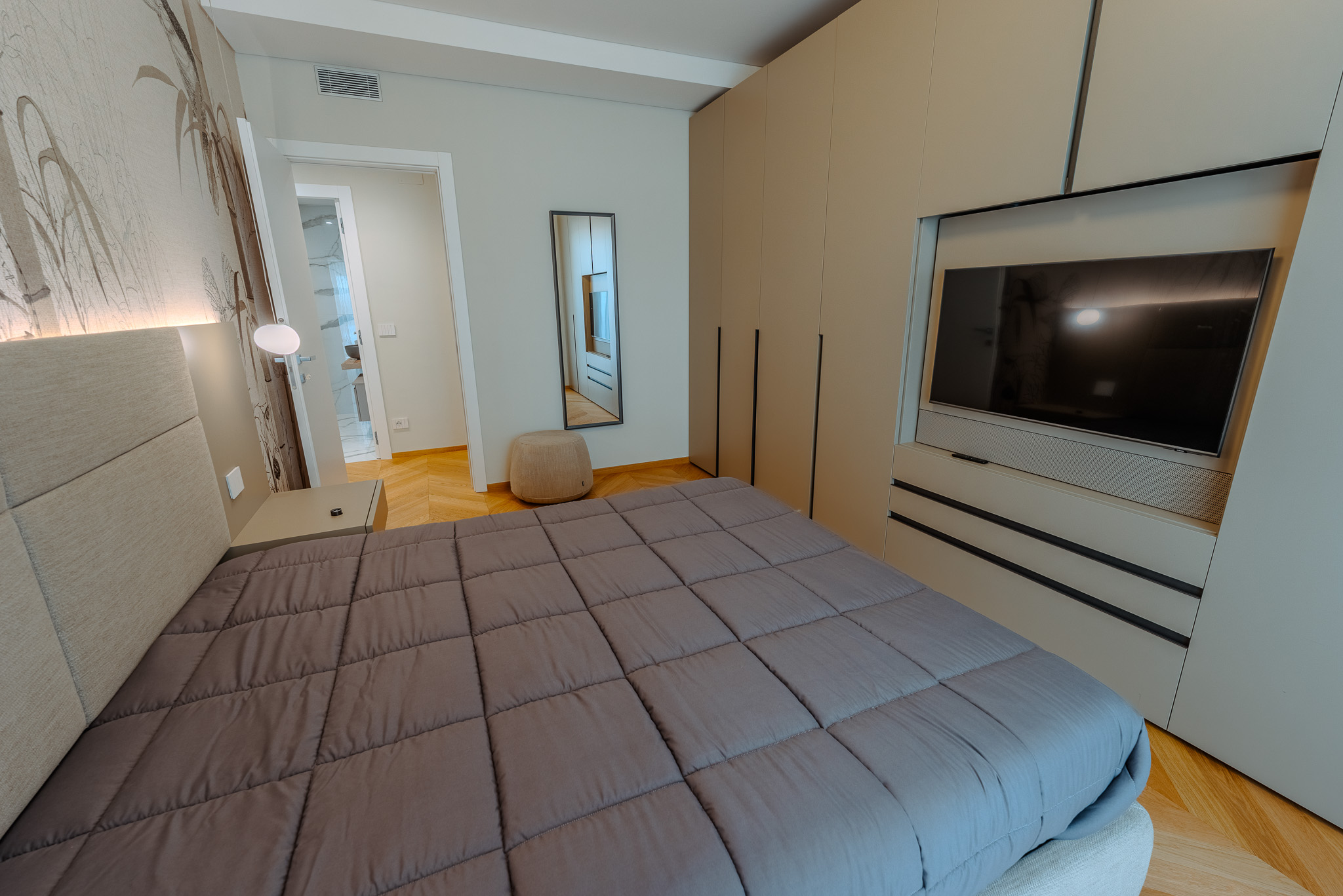 Camera con armadio integrato e TV, vista verso bagno