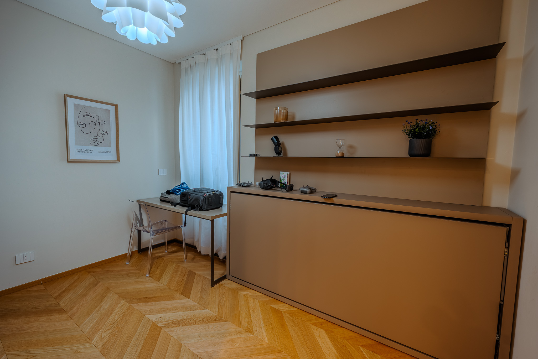 Studio con quadro stilizzato e scrivania con accessori