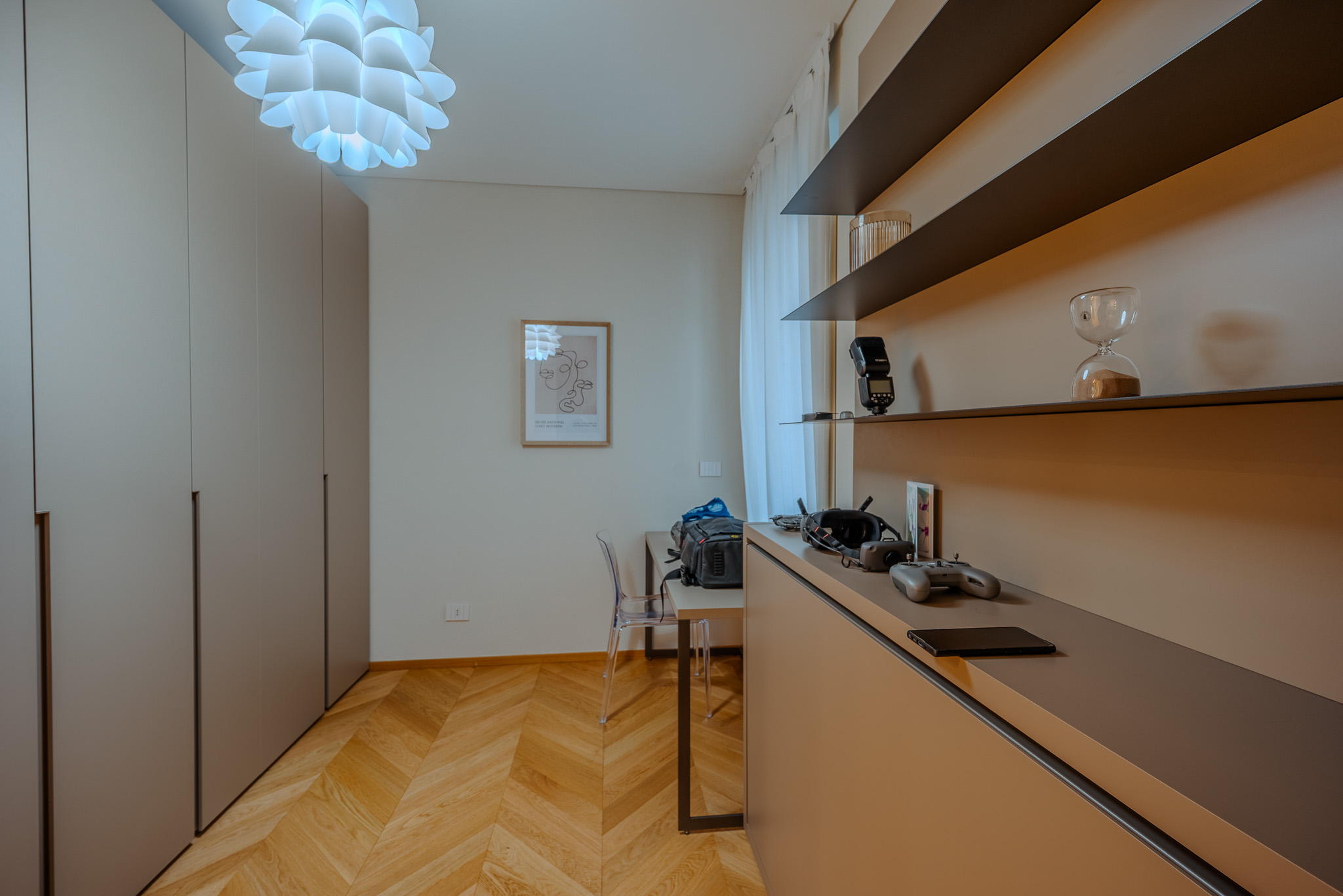 Studio con armadi beige a parete e console attrezzata