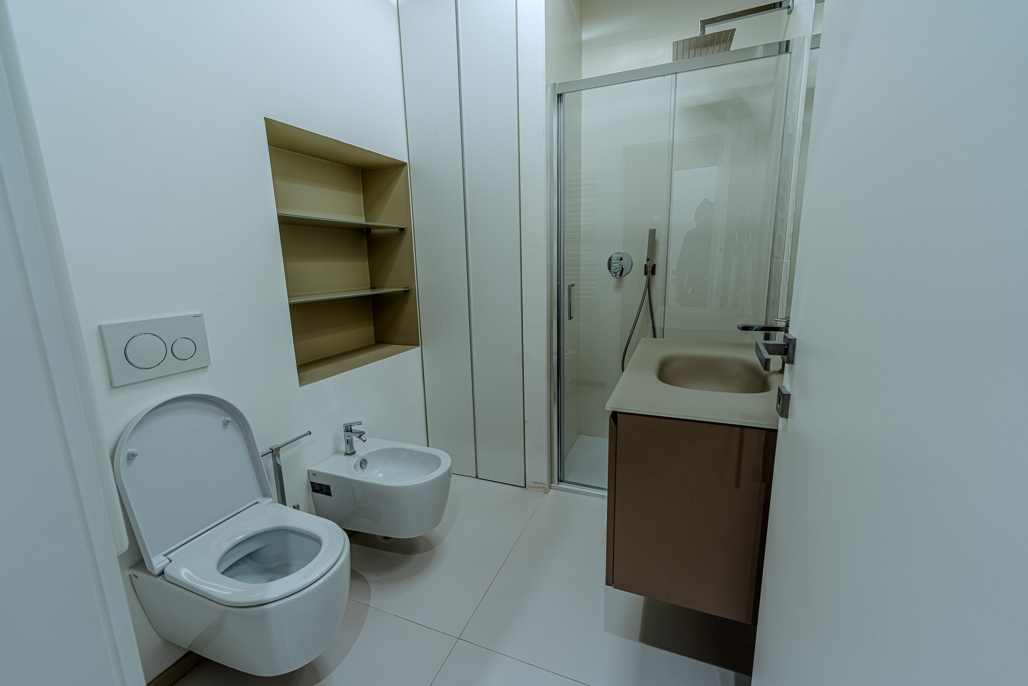 Secondo bagno con wc, bidet, doccia e nicchia mensole