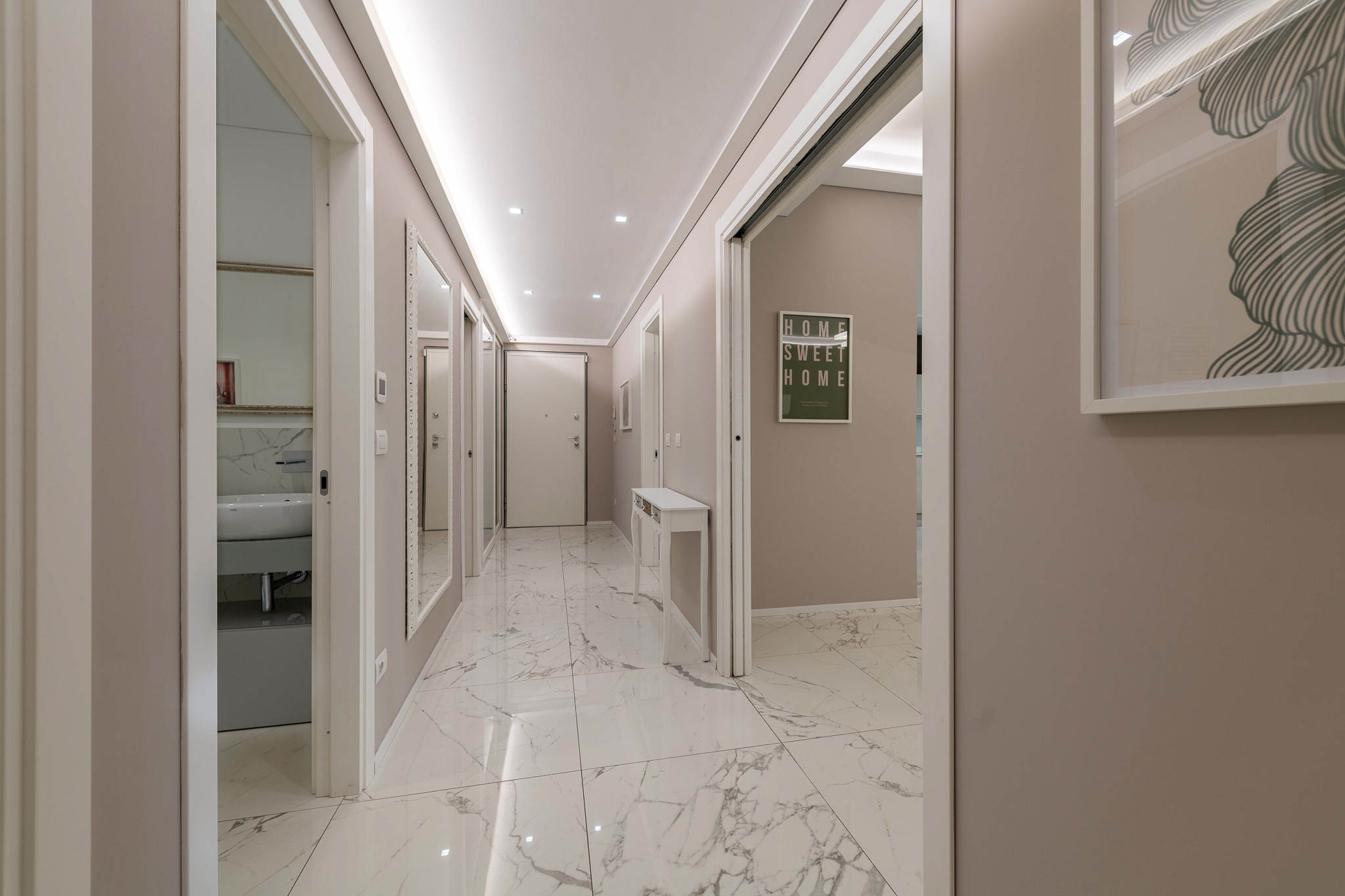 Entrance hallway in white marble with mirrors