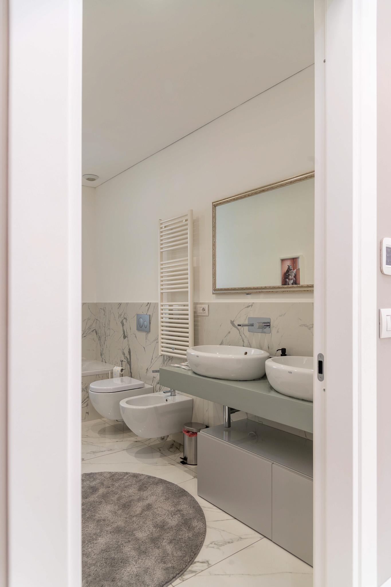 Bathroom seen from the door: tub, toilet and double sink